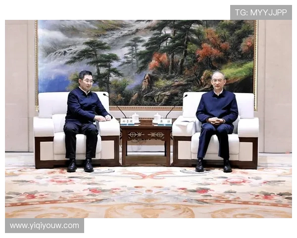 深度对话:黄强与足球的激情岁月与人生哲学探讨 深度对话:黄强与足球的激情岁月与人生哲学探讨
